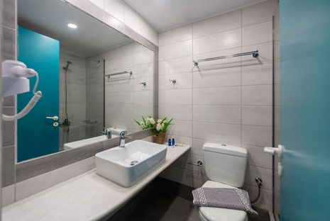 Μπάνιο δωματίου στο ξενοδοχείο Αιγαίον στην Πάρο