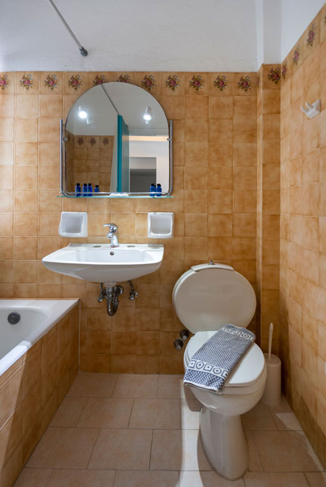 Il bagno della camera familiare dell'hotel Aegeon a Paros