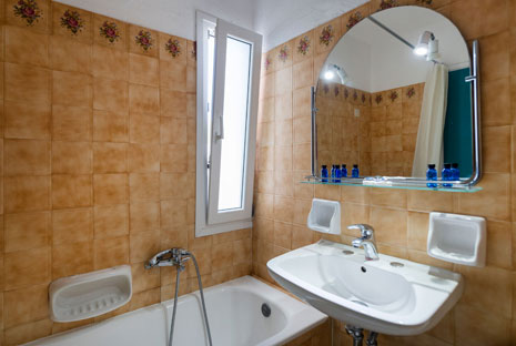 Il bagno della camera familiare dell'hotel Aegeon a Paros