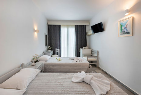 La camera tripla dell'hotel Aegeon a Paros