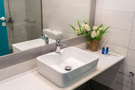 Salle de bain d'une chambre à l'hôtel Aegeon de Paros