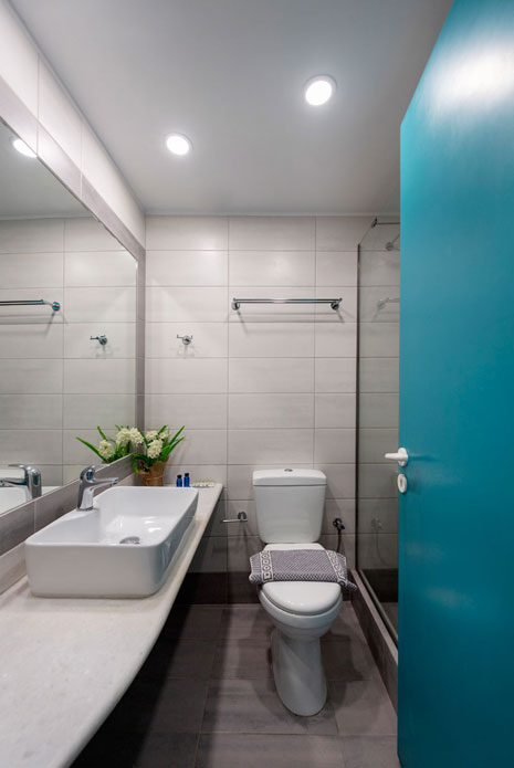 Bathroom of a room at Aegeon hotel of Paros