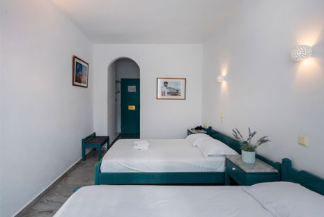 Chambre triple économique à l'hôtel Aegeon à Paros