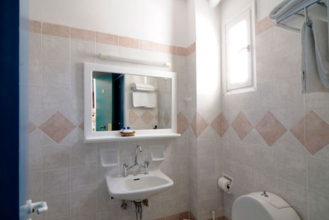 The bathroom of the family room at Aegeon hotel in Paros