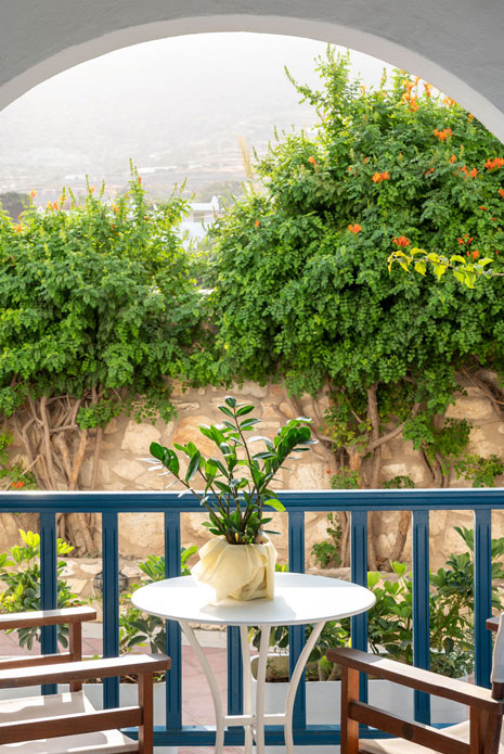 Le balcon de la chambre quadruple de l'hôtel Aegeon