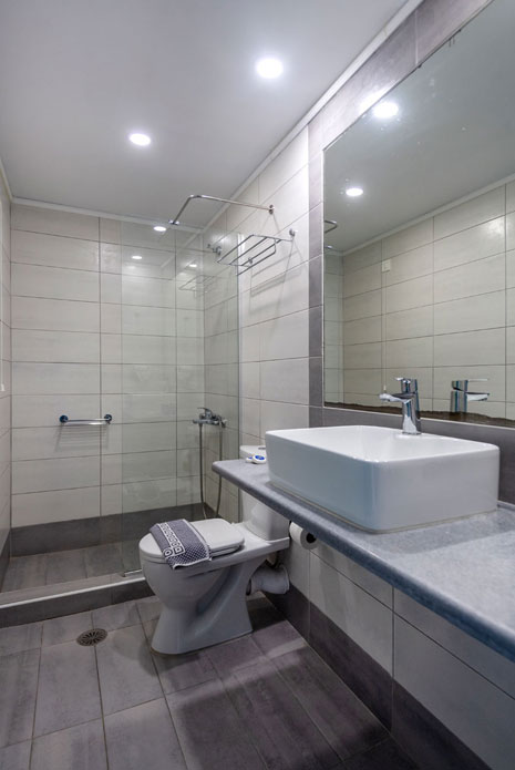 Bagno della camera quadrupla in Aegeon hotel