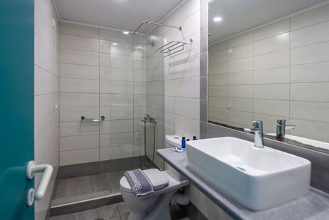 Bagno della camera quadrupla in Aegeon hotel