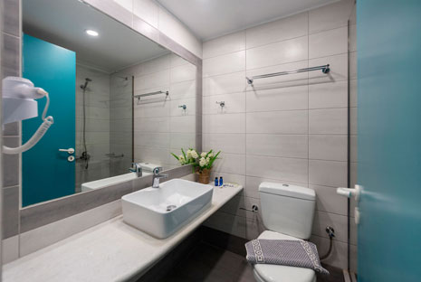 Bagno della camera tripla dell'hotel Aegeon